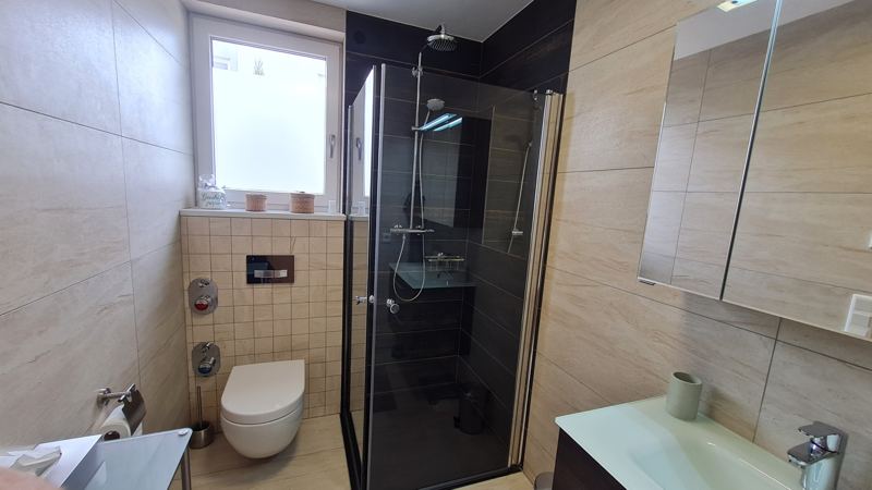 Modernes Bad mit Glasdusche
