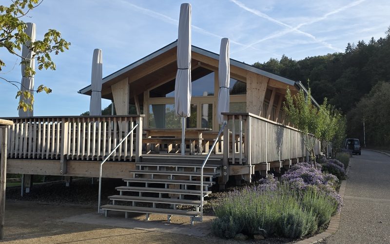 Weinausschank Christophsblick am Michaelsberg mit Holzterrasse und Lavendel