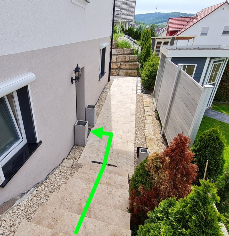 Weg zum Eingang der Ferienwohnung, mit Pfeil markiert