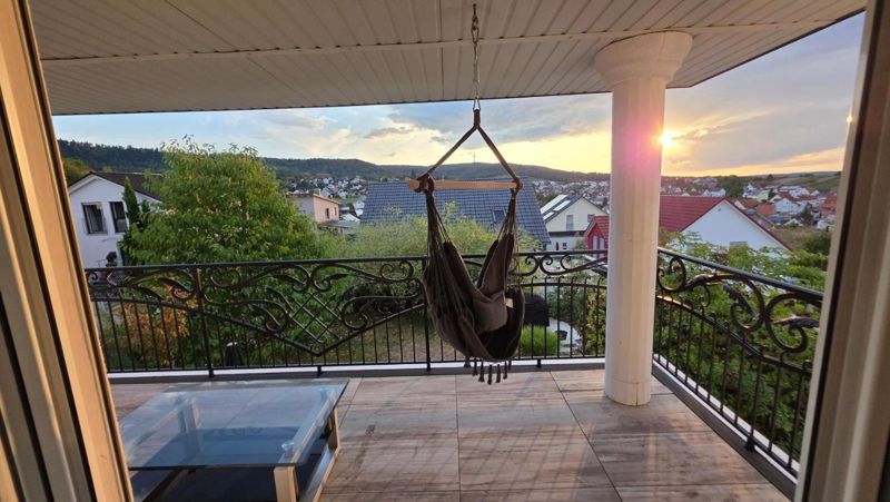 Balkon mit Hängesessel und Blick über Cleebronn