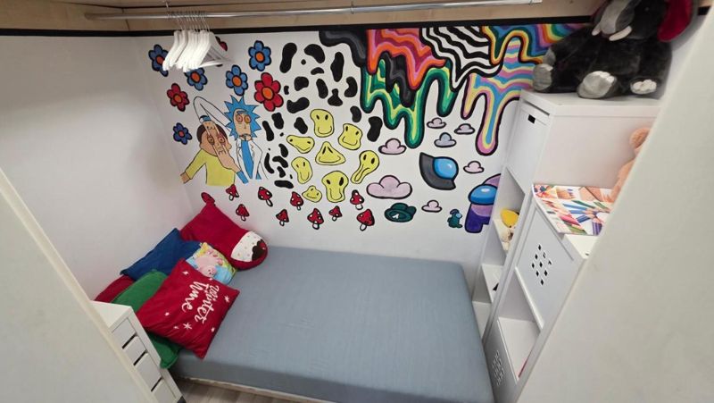Kuschelecke für Kinder mit bunt bemalter Wand