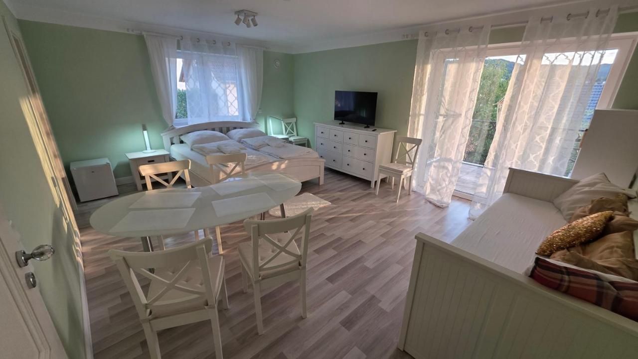 Helles Schlafzimmer mit Kingsize-Bett und Essplatz