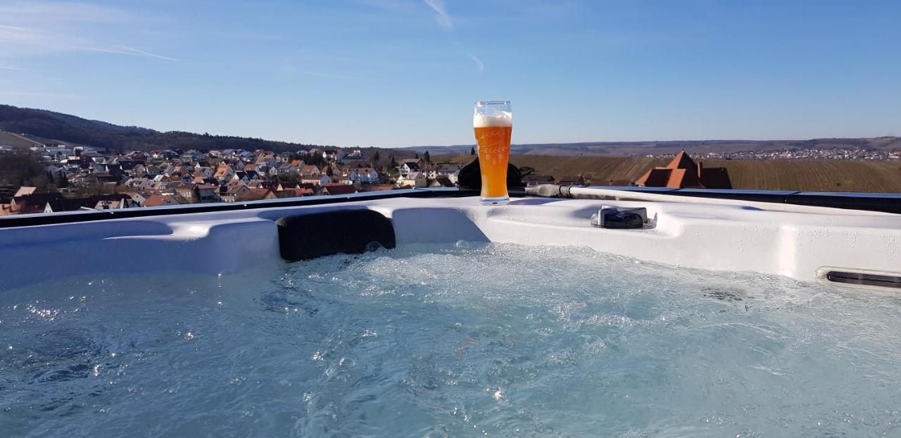 Whirlpool auf dem Dach mit Blick über Cleebronn