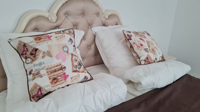 Kingsize-Bett mit Kissen
