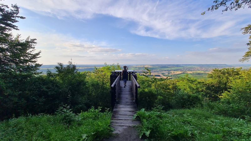 Hölzerne Aussichtsplattform am weißen Steinbruch mit Blick ins Zabergäu