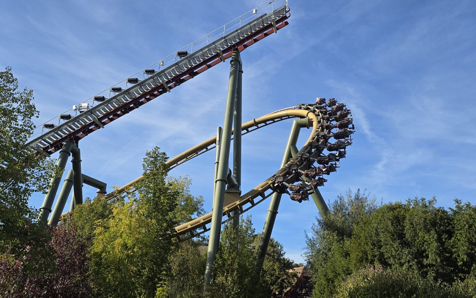 Achterbahn im Erlebnispark Tripsdrill mit Fahrgästen im Looping