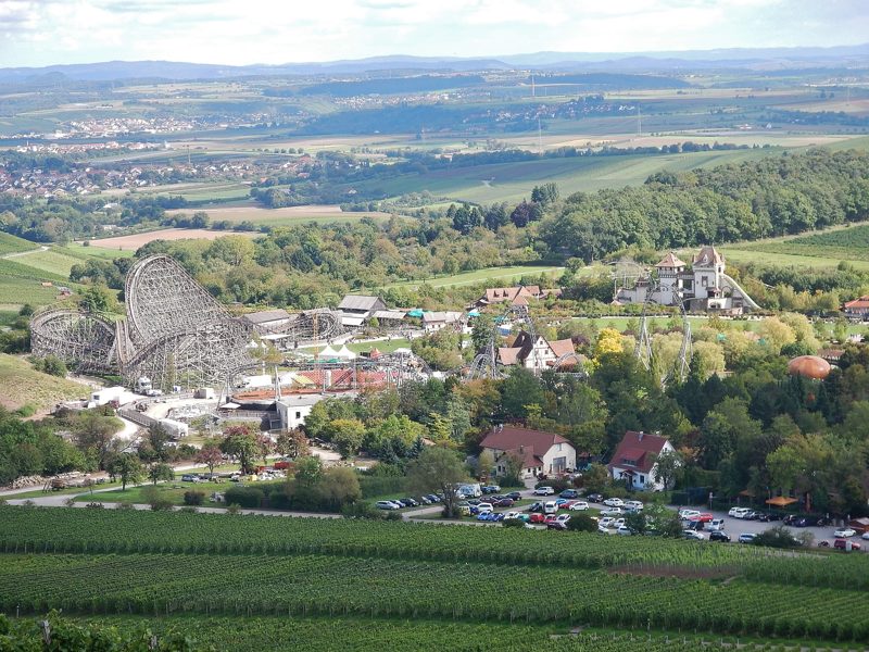 Blick vom Michaelsberg auf den Erlebnispark Tripsdrill mit der Holzachterbahn Mammut