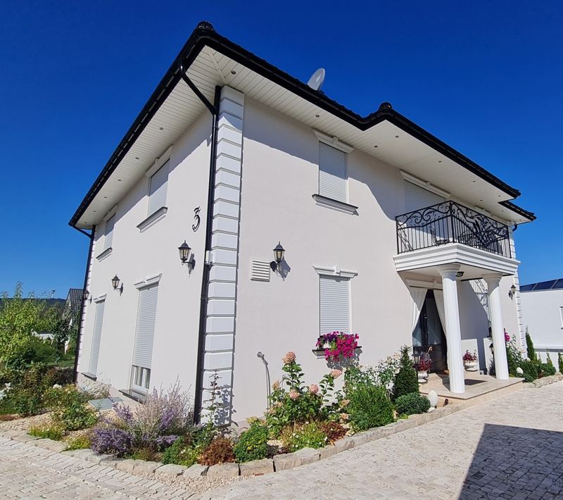 Die Villa mit Blumenbeeten