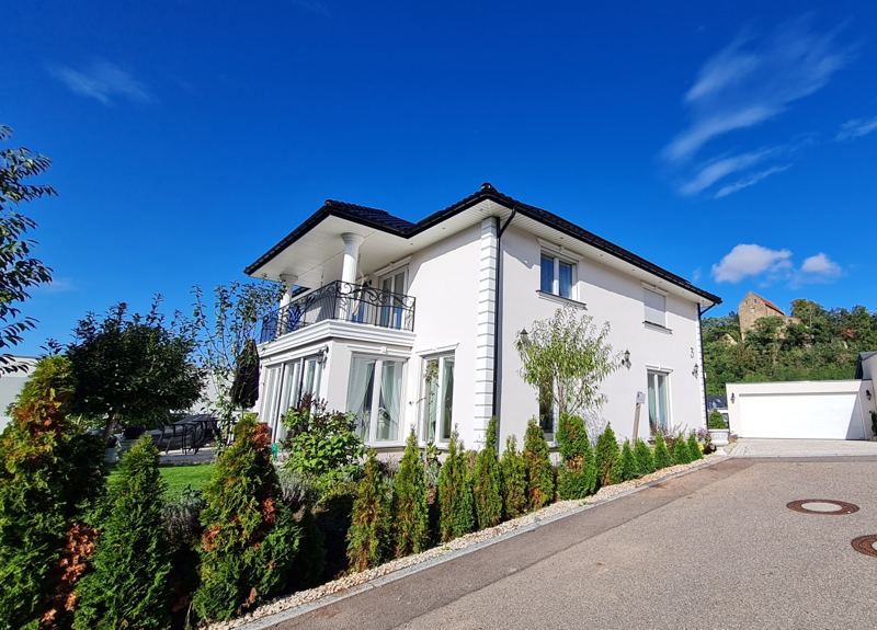 Die Villa von der Straße aus