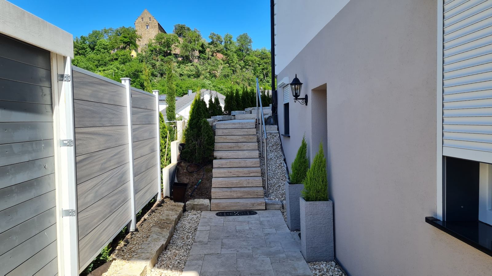 Weg zum eigenen Eingang der Ferienwohnung, oben auf dem Hügel Schloss Magenheim