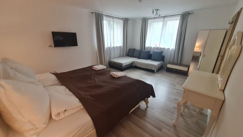 Blick vom Bett auf Eckcouch und Fenster